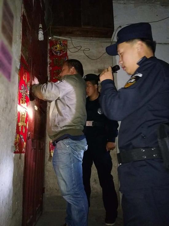 广安粗心妈妈误将幼女锁家中 